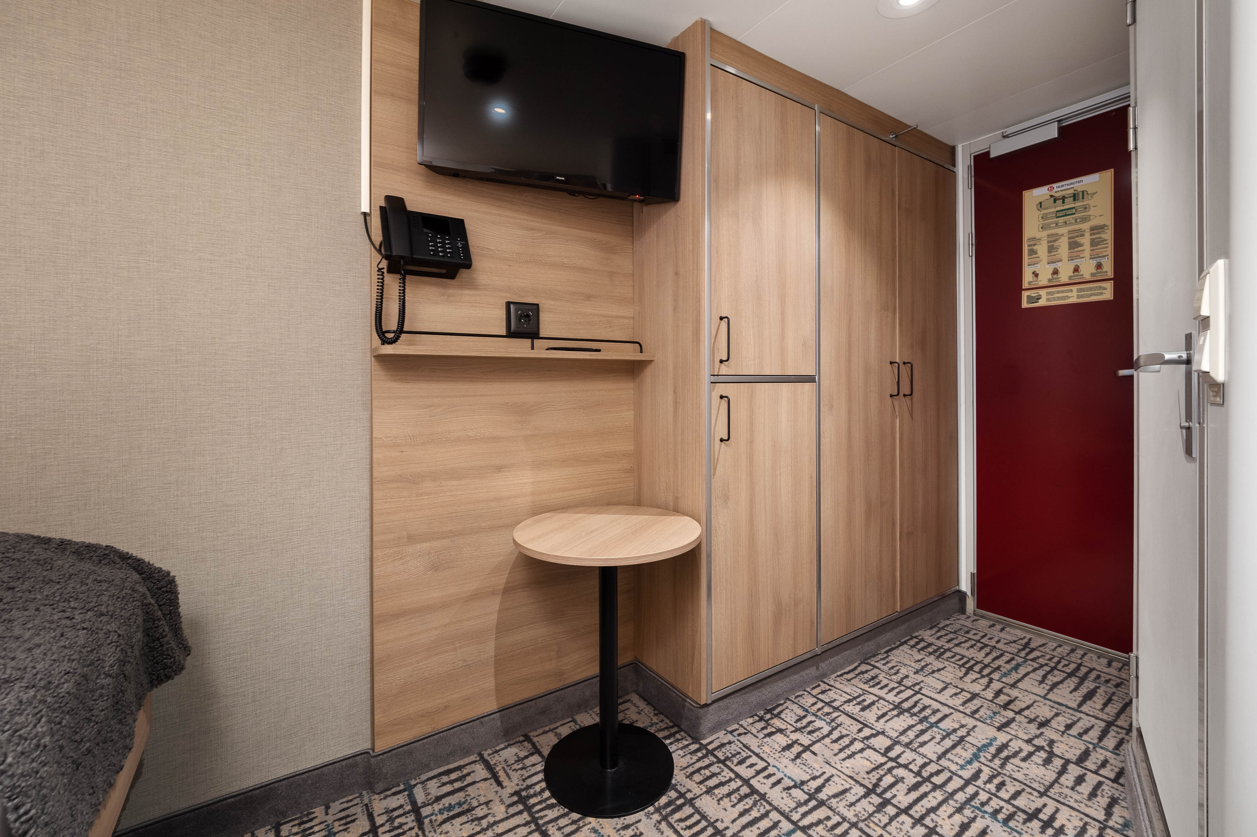 Polar Outside | Double on lower deck with porthole